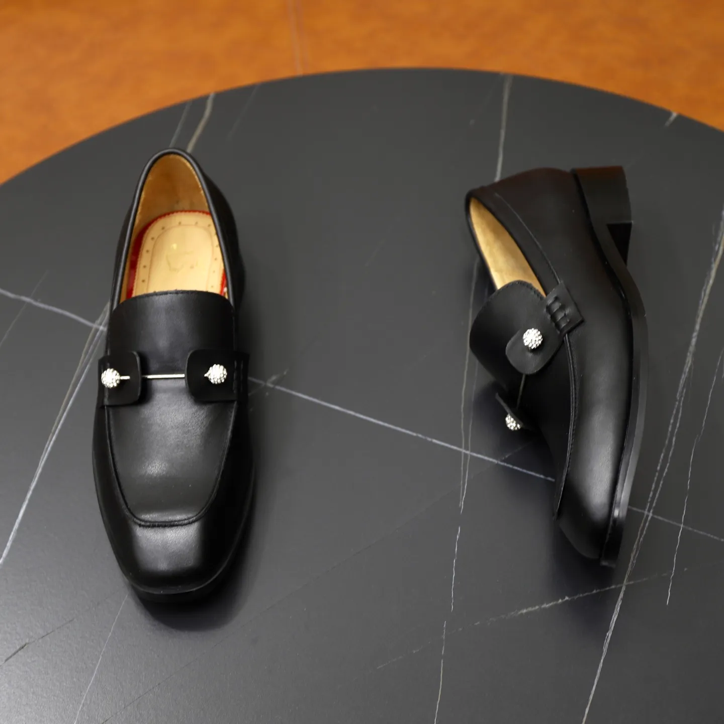 Ex-factory price: 680💰Christia*.Loubouti*🆑High-end men’s business formal leather shoes｜Classic red sole shoes｜Original imported first-layer cowhide｜Water-dyed cowhide lining｜Italian imported red rubber outsole｜High-end luxury｜Perfect interpretation of fashion, sunshine, style, suitable for various occasions Size: 38-44 (customized for 45, 46, 47)